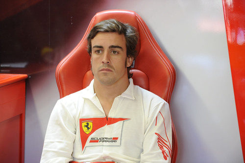 Fernando Alonso tranquilo en el box de Ferrari