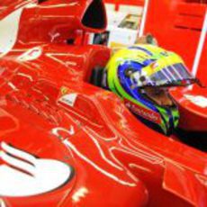 Felipe Massa se concentra en el cockpit