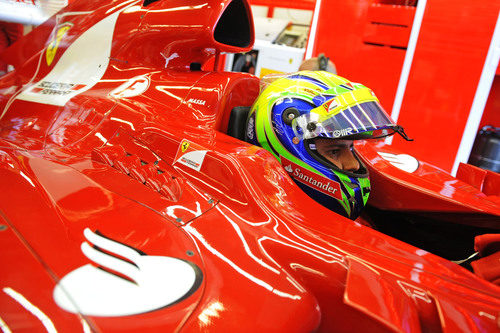 Felipe Massa se concentra en el cockpit