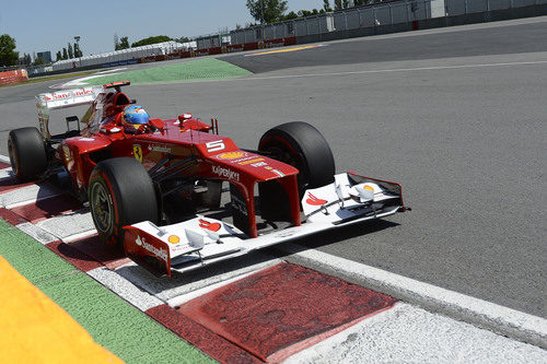 Fernando Alonso pasa muy cerca de los muros