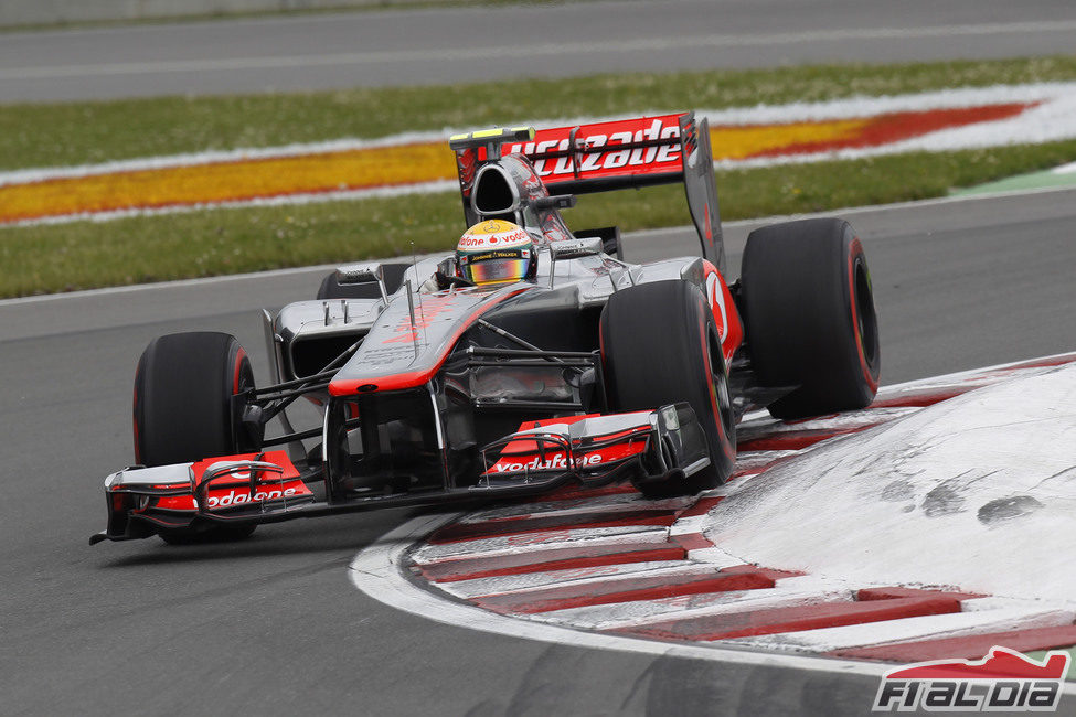 Lewis Hamilton pasa por la complicada última chicane del Gilles Villeneuve