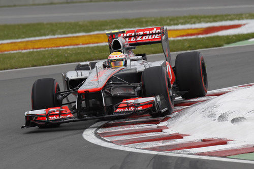 Lewis Hamilton pasa por la complicada última chicane del Gilles Villeneuve