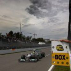 Nico Rosberg pasa por la línea de meta en el Gilles Villeneuve