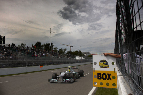 Nico Rosberg pasa por la línea de meta en el Gilles Villeneuve