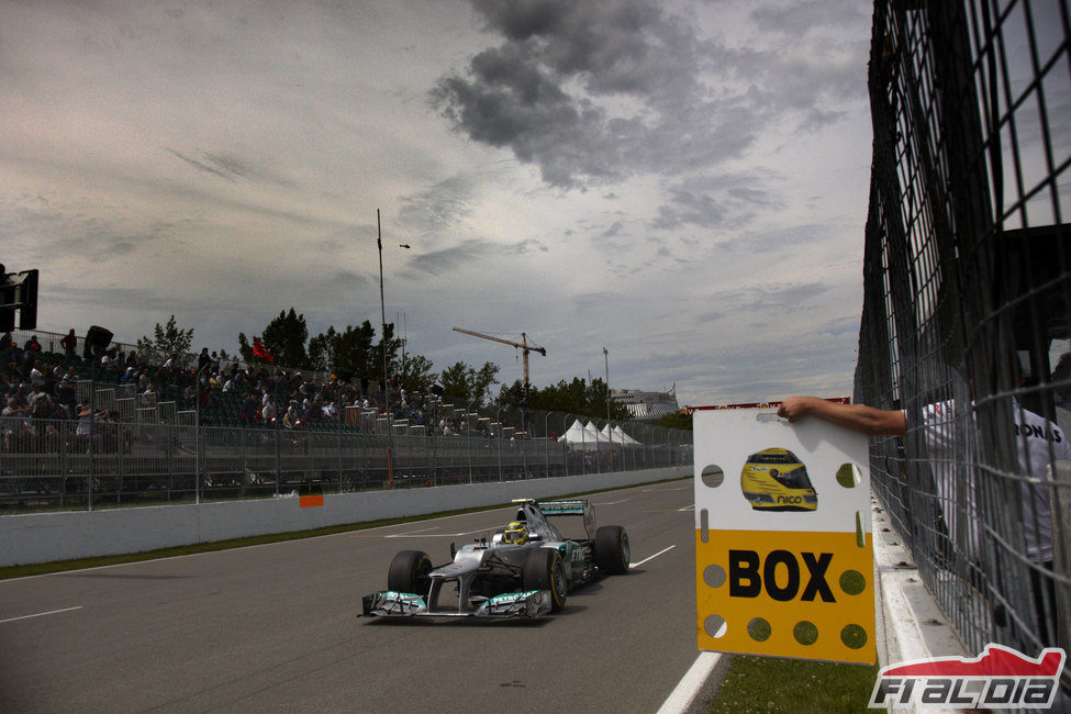Nico Rosberg pasa por la línea de meta en el Gilles Villeneuve
