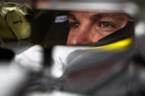Nico Rosberg, en el espejo de su Mercedes W03