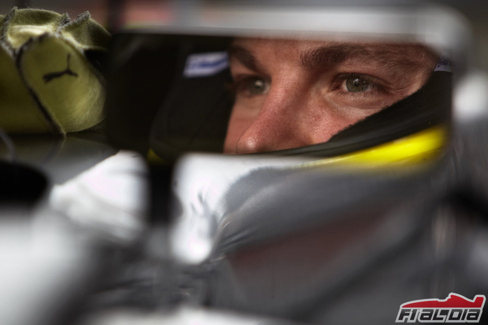 Nico Rosberg, en el espejo de su Mercedes W03