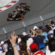 Kimi Räikkönen pasa junto a una de las gradas en Montreal