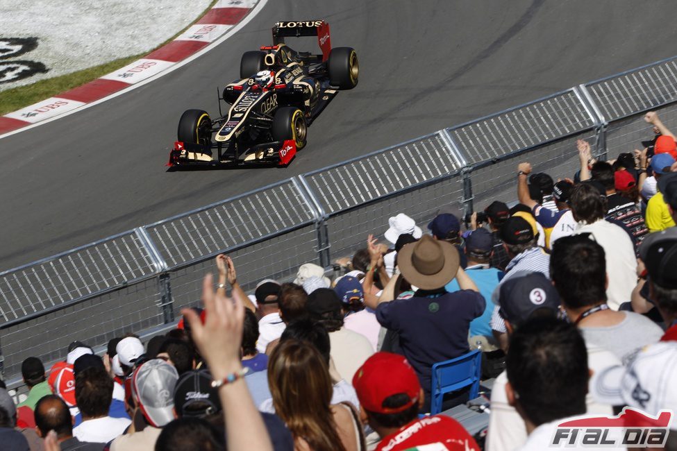 Kimi Räikkönen pasa junto a una de las gradas en Montreal