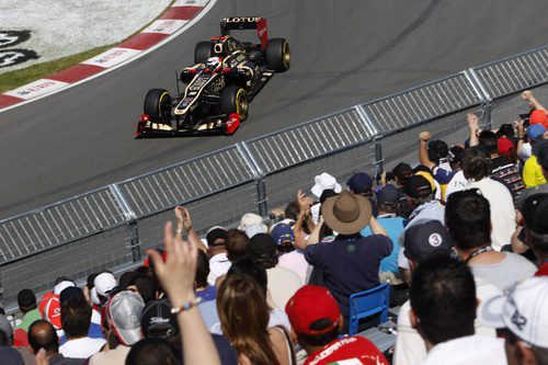 Kimi Räikkönen pasa junto a una de las gradas en Montreal