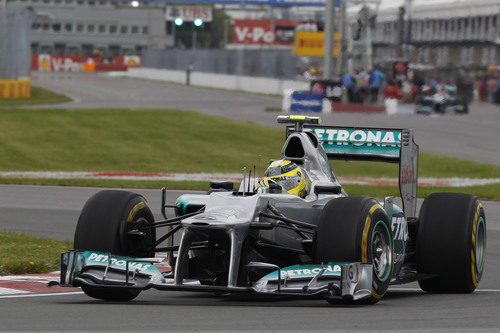 Nico Rosberg completa unas vueltas con los blandos