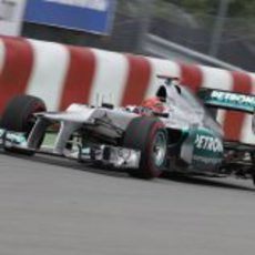 Michael Schumacher pasa cerca del muro en Montreal