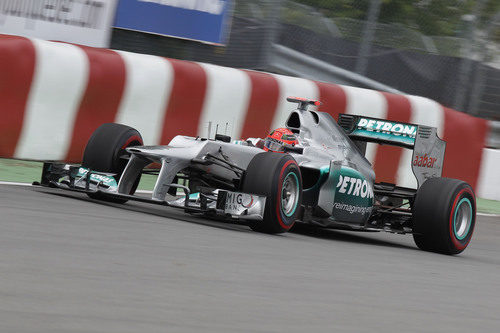 Michael Schumacher pasa cerca del muro en Montreal