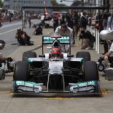 Michael Schumacher practica los 'pit stops' en los Libres 3