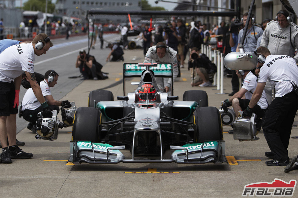 Michael Schumacher practica los 'pit stops' en los Libres 3