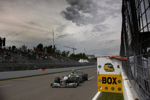 Nico Rosberg pasa por la línea de meta en Montreal