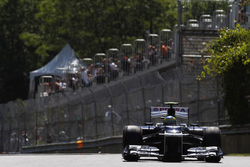 Bruno Senna completa una vuelta en el circuito Gilles Villeneuve