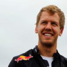 Sebastian Vettel llega a la conferencia de prensa