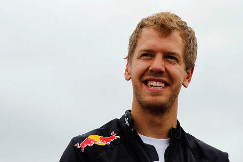 Sebastian Vettel llega a la conferencia de prensa