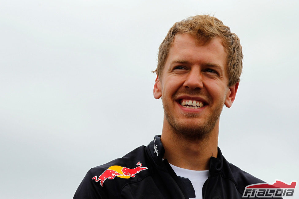 Sebastian Vettel llega a la conferencia de prensa