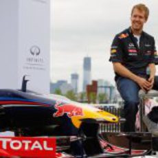 Sebastian Vettel y Red Bull con Manhattan de fondo