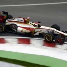 Pedro de la Rosa coge una curva en el circuito Gilles Villeneuve