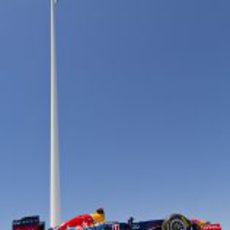 El RB7 junto a la bandera de Azerbaiyán