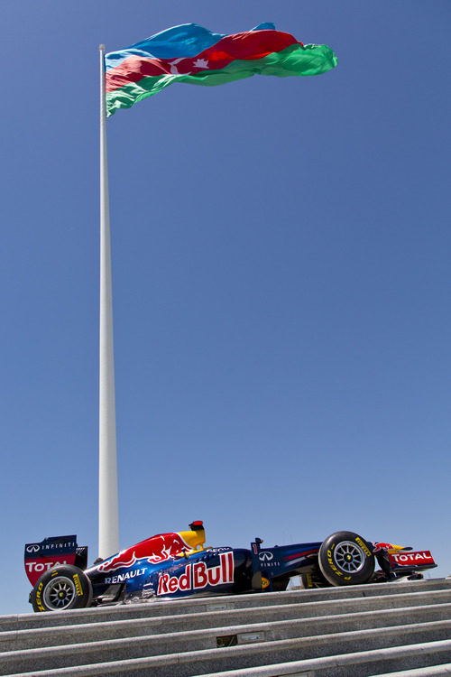 El RB7 junto a la bandera de Azerbaiyán