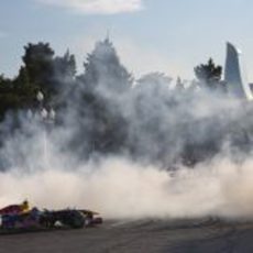 David Coulthard realiza unos trompos por las calles de Bakú