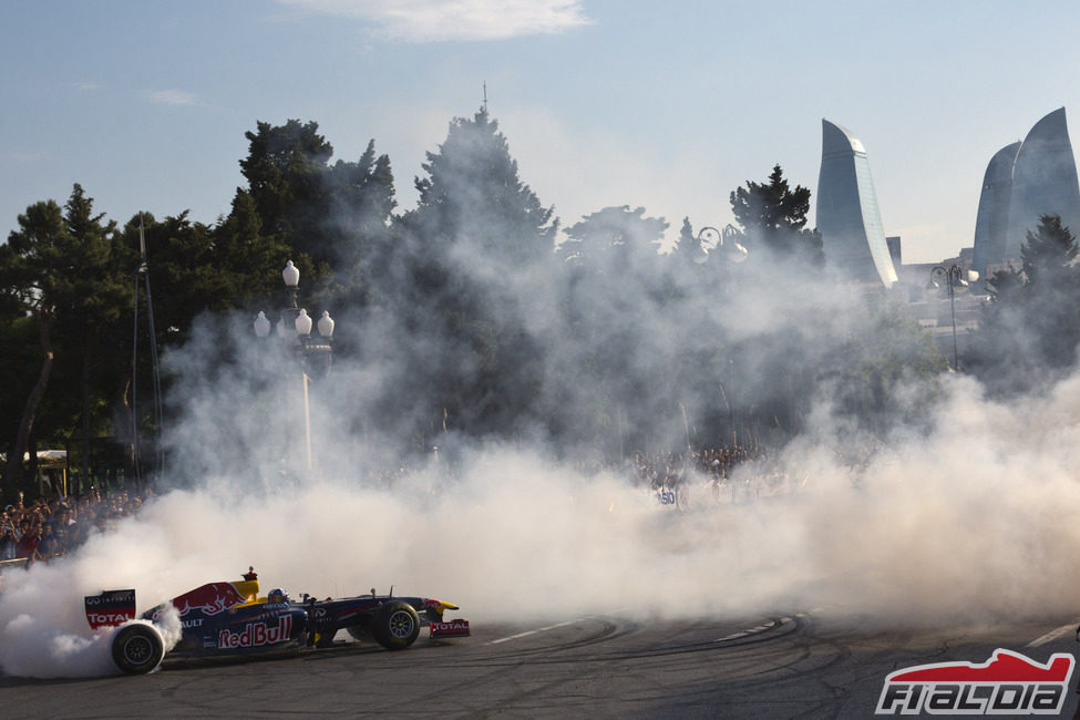 David Coulthard realiza unos trompos por las calles de Bakú