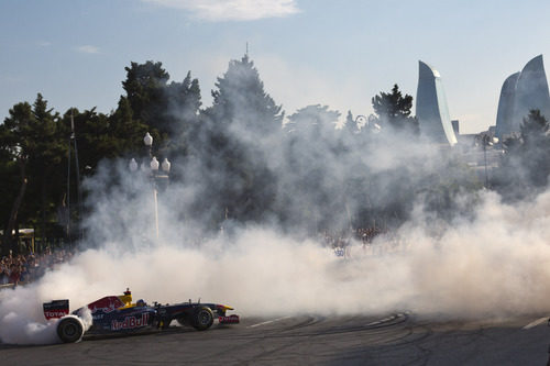 David Coulthard realiza unos trompos por las calles de Bakú