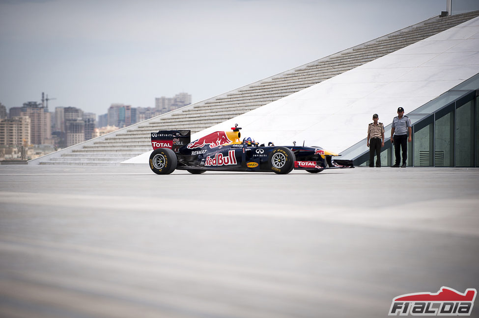 El RB7 y David Coulthard se preparan para una intensa exhibición en Bakú