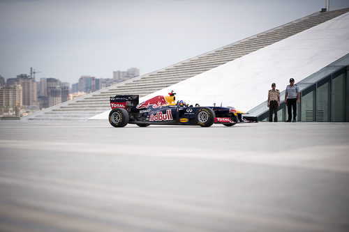 El RB7 y David Coulthard se preparan para una intensa exhibición en Bakú