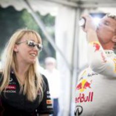David Coulthard se hidrata con un Red Bull tras la exhibición en Bakú