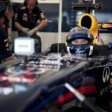 David Coulthard se prepara dentro del RB7 para la exhibición en Bakú