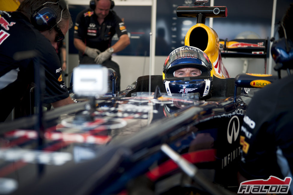 David Coulthard se prepara dentro del RB7 para la exhibición en Bakú