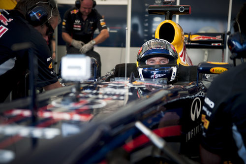 David Coulthard se prepara dentro del RB7 para la exhibición en Bakú