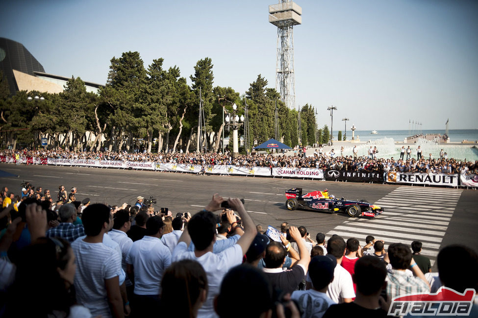 El RB7 cruza el paso de cebra de una de las calles de Bakú