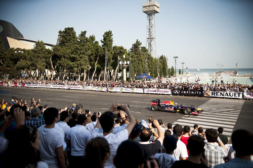 El RB7 cruza el paso de cebra de una de las calles de Bakú