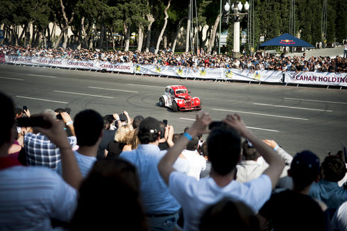 Los espectadores hacen fotos de la exhibición de Red Bull en Bakú