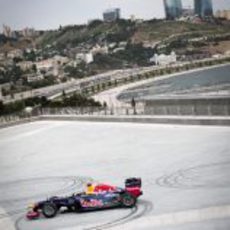 El RB7 y David Coulthard dejan las marcas de los 'donuts' en el asfalto