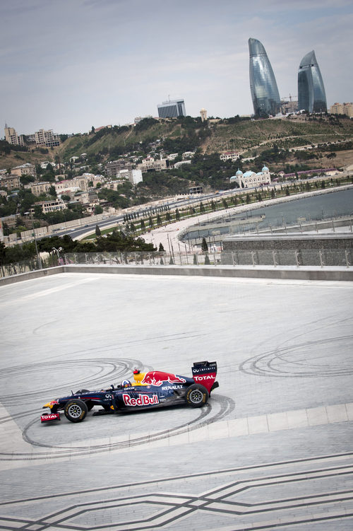 El RB7 y David Coulthard dejan las marcas de los 'donuts' en el asfalto