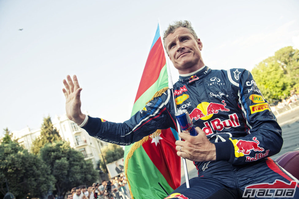 David Coulthard con la bandera de Azerbaiyán