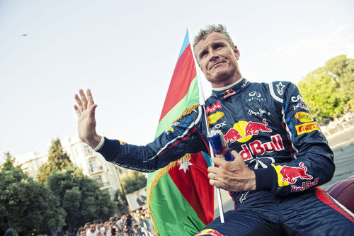 David Coulthard con la bandera de Azerbaiyán