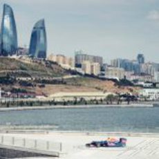 Coulthard y el RB7 con la ciudad de Bakú al fondo