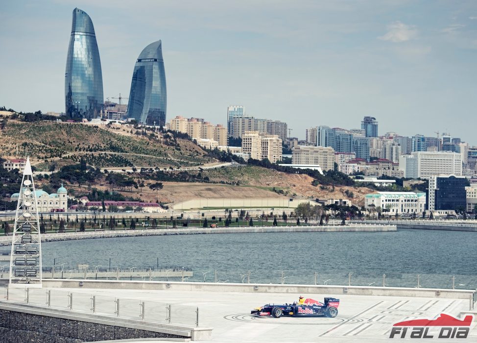 Coulthard y el RB7 con la ciudad de Bakú al fondo