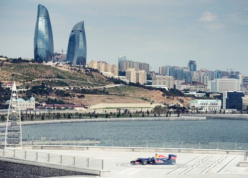 Coulthard y el RB7 con la ciudad de Bakú al fondo
