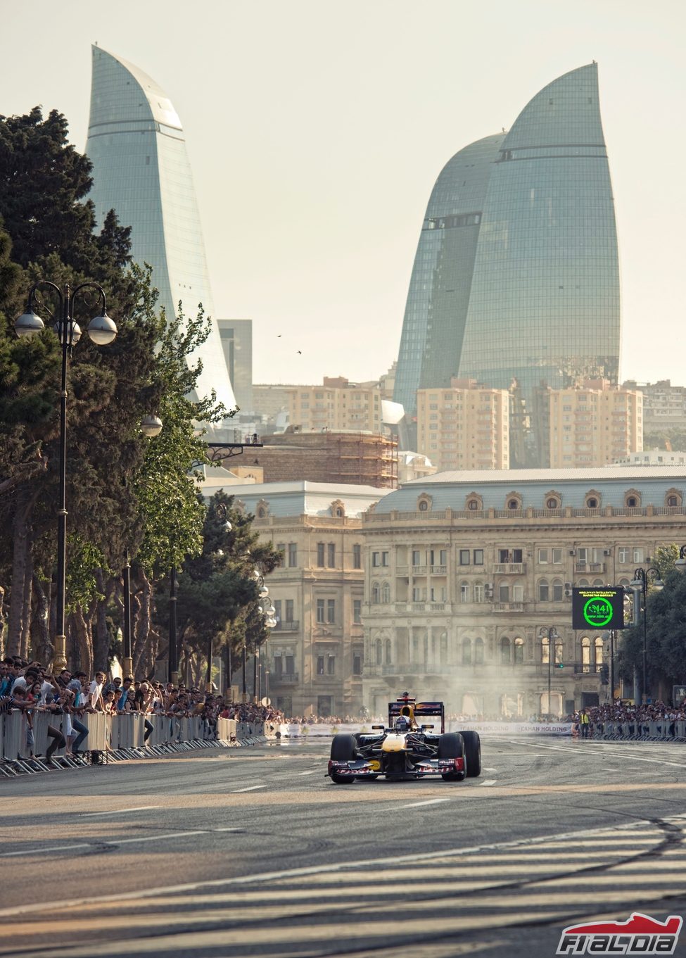 Coulthard rueda con el RB7 por las calles de Bakú