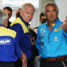 Flavio Briatore y los responsables de Michelin en el GP de Estados Unidos 2005