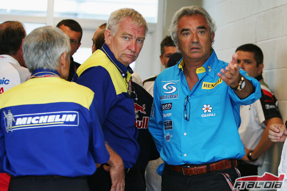 Flavio Briatore y los responsables de Michelin en el GP de Estados Unidos 2005